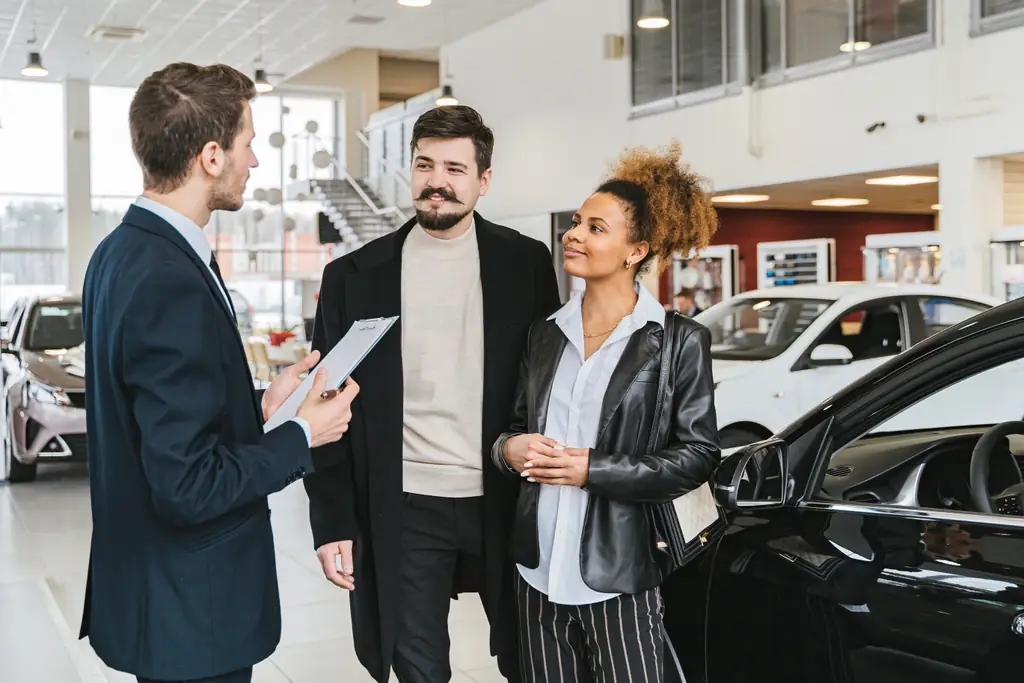 An Alyson Auto Warranty team member helping a customer by phone